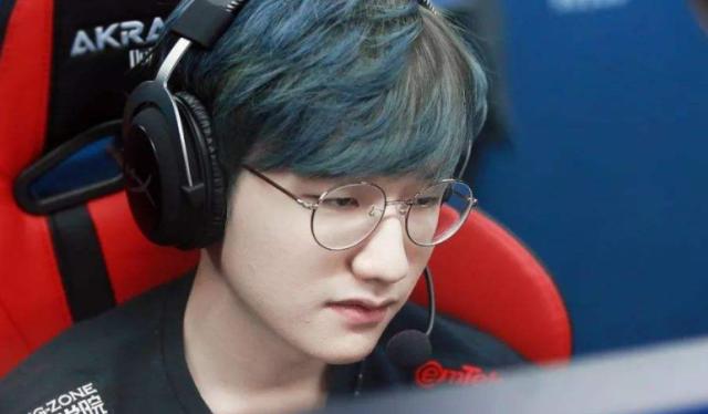 足队伍齐聚 足队伍齐聚